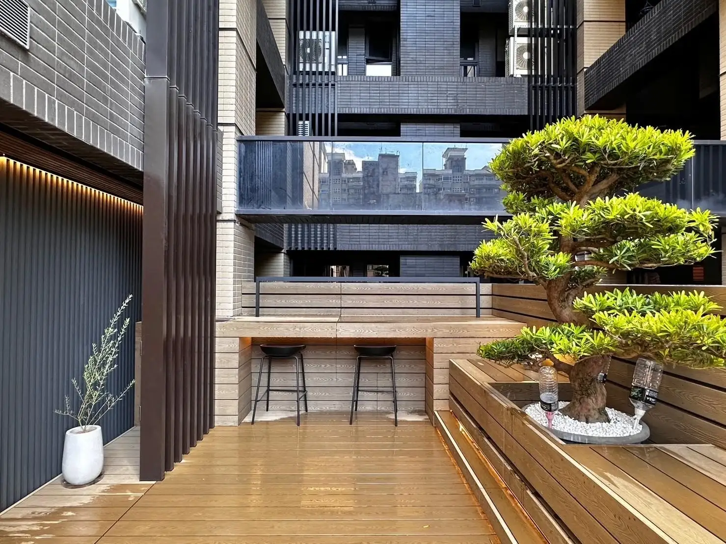 新北新店住宅|戶外木地板 木地板完工照 3