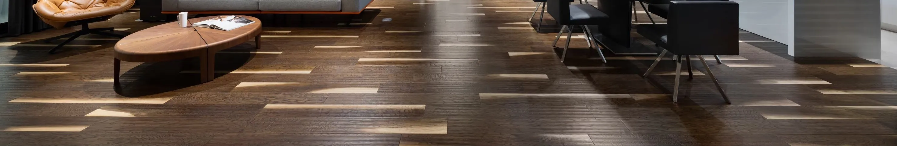 仿古橡木鋼刷紋地板表面肌理特寫:立體紋理提供防滑摩擦力,並讓細刮痕與毛髮不顯眼